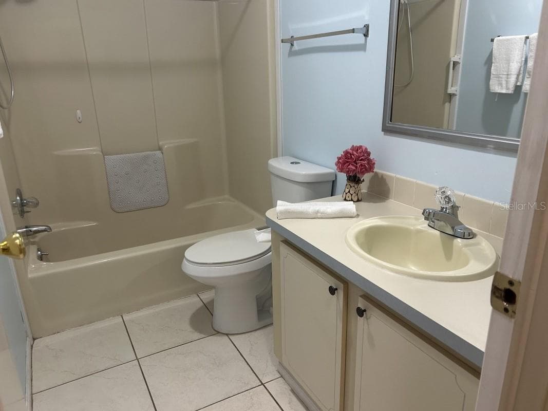 Manufactured Home at 1550 HILLCREST DR, THE VILLAGES, photo 10 of 11