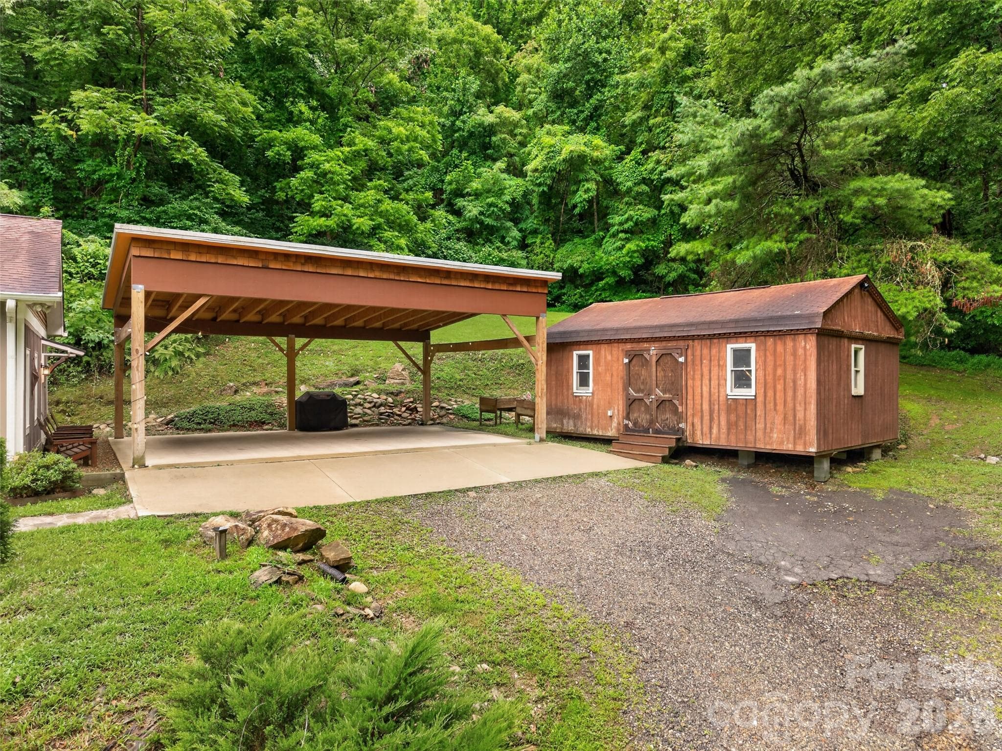 shed 16'x24' has electricity - 3882 New Leicester Highway, Leicester