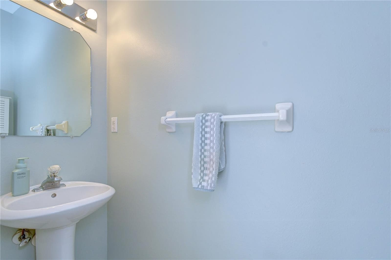 Powder room off of Kitchen - 1050 STARKEY RD #2105, LARGO