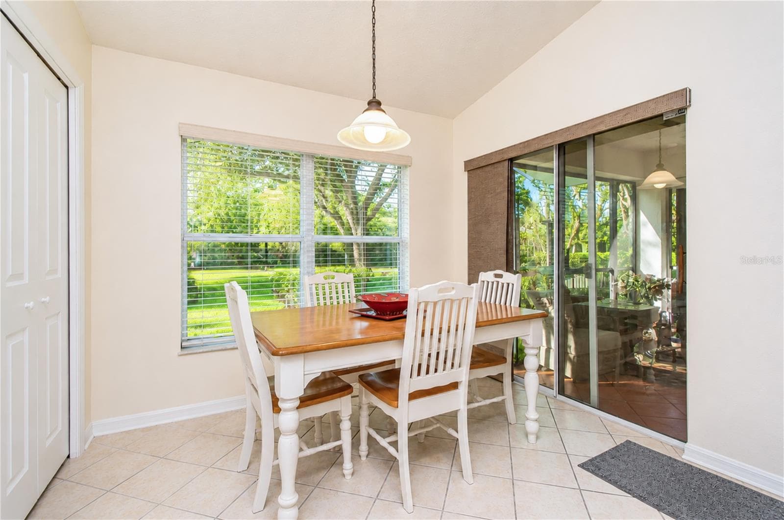 Casual seating for family and guests. - 6209 GANNETDALE DR, LITHIA