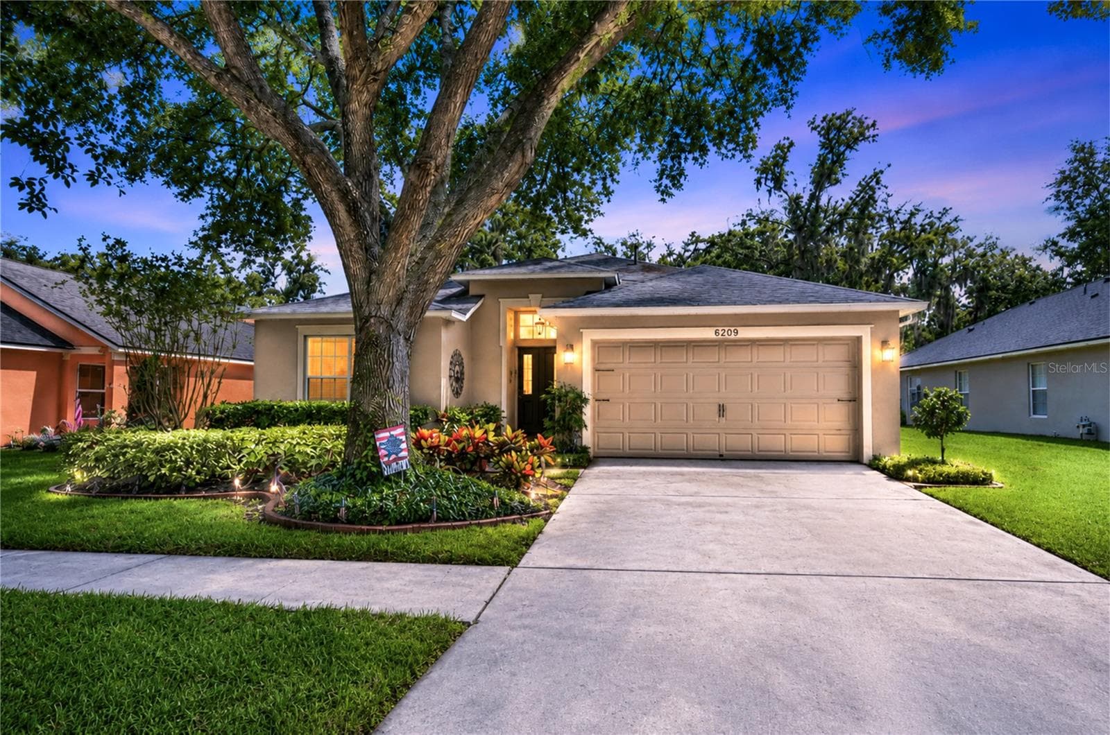 Spacious driveway leading to the garage. - 6209 GANNETDALE DR, LITHIA