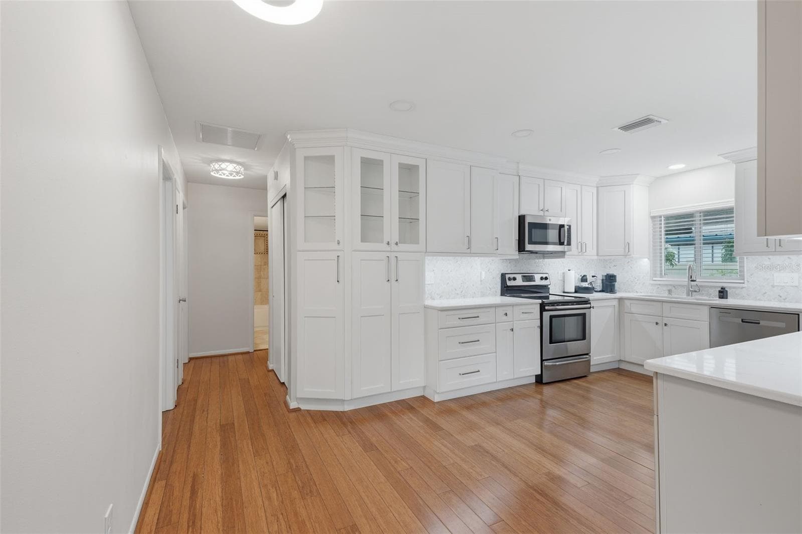 Kitchen - 205 SE MONROE CIR N, ST PETERSBURG