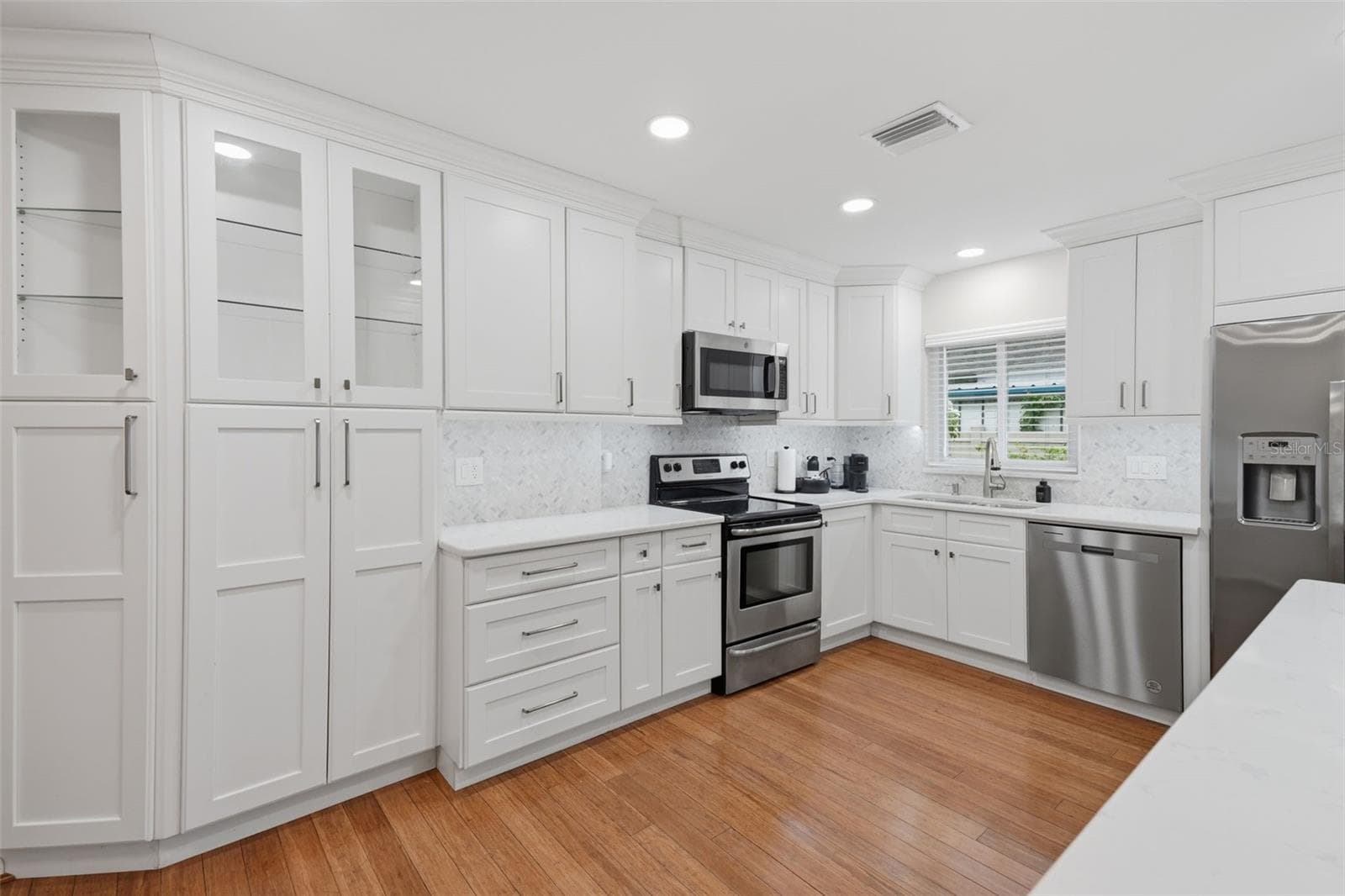 Kitchen - 205 SE MONROE CIR N, ST PETERSBURG