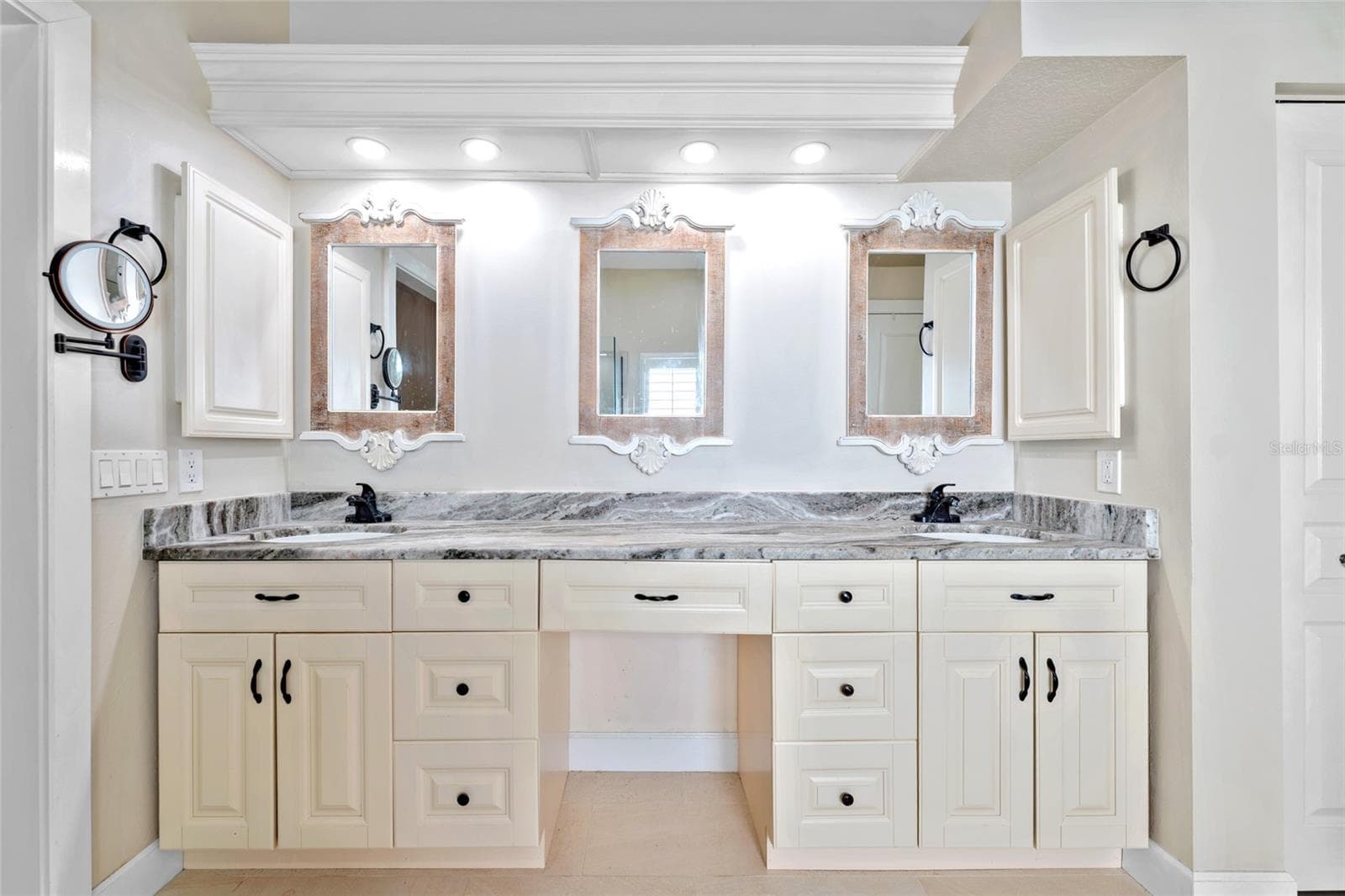 Master bathroom/ 2 SINKS VERY SUNNY - 4287 TREMBLAY WAY, PALM HARBOR