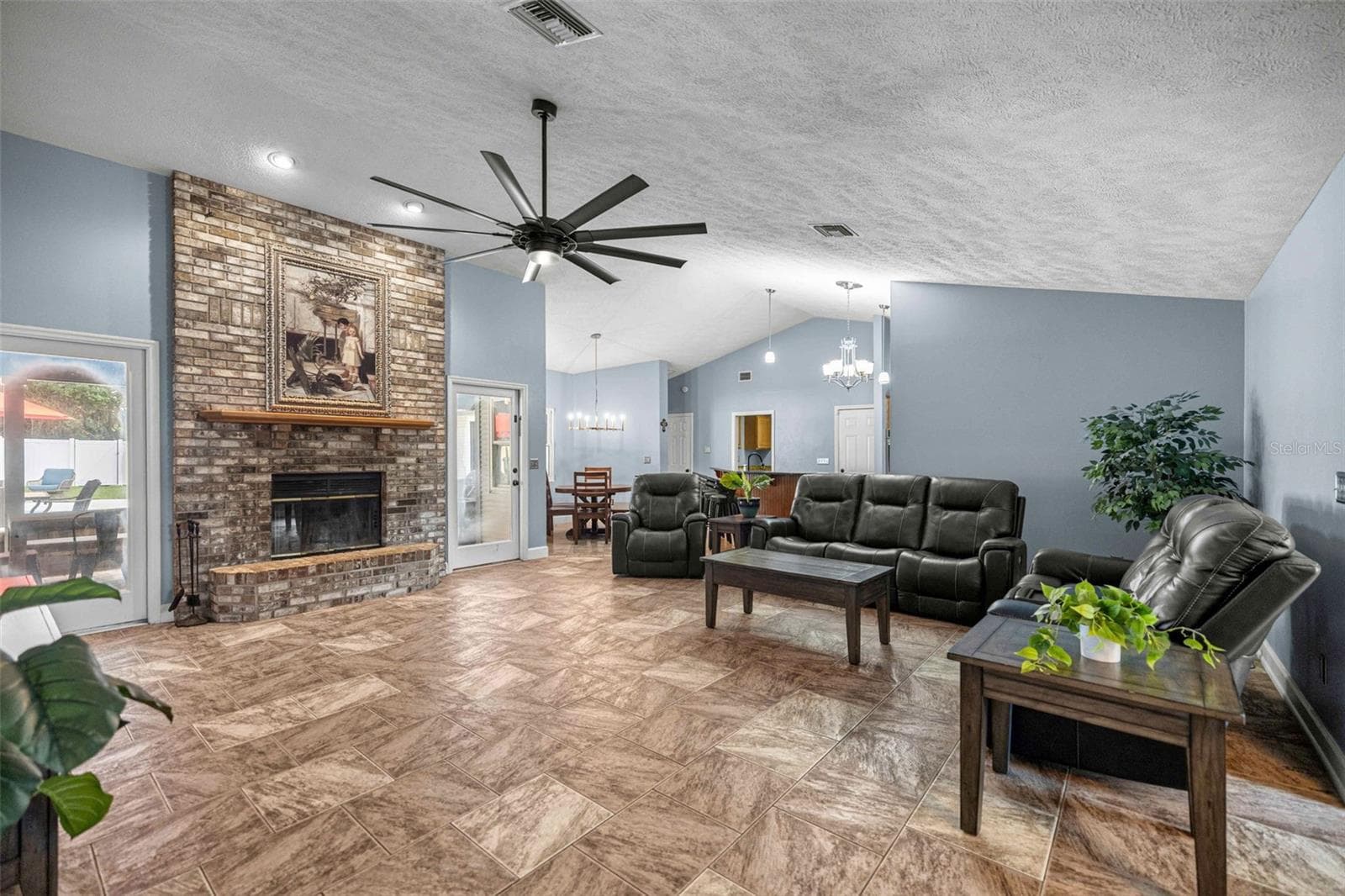 living room - 2611 SE 27 ST, OCALA