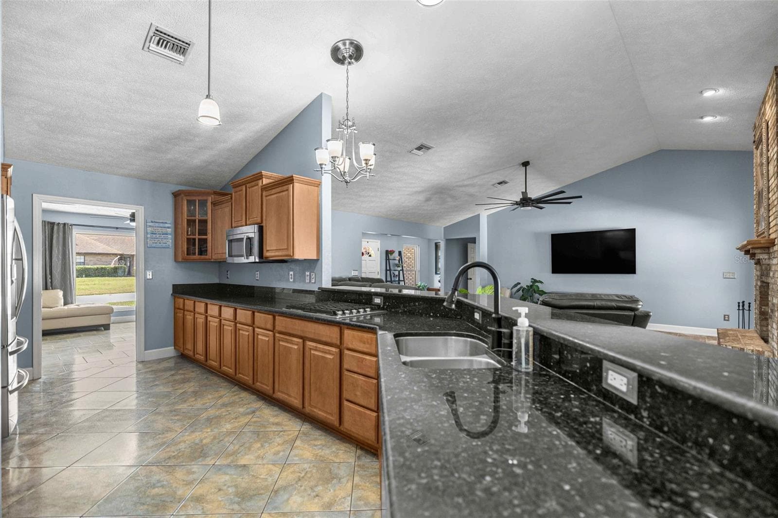 spacious kitchen - 2611 SE 27 ST, OCALA
