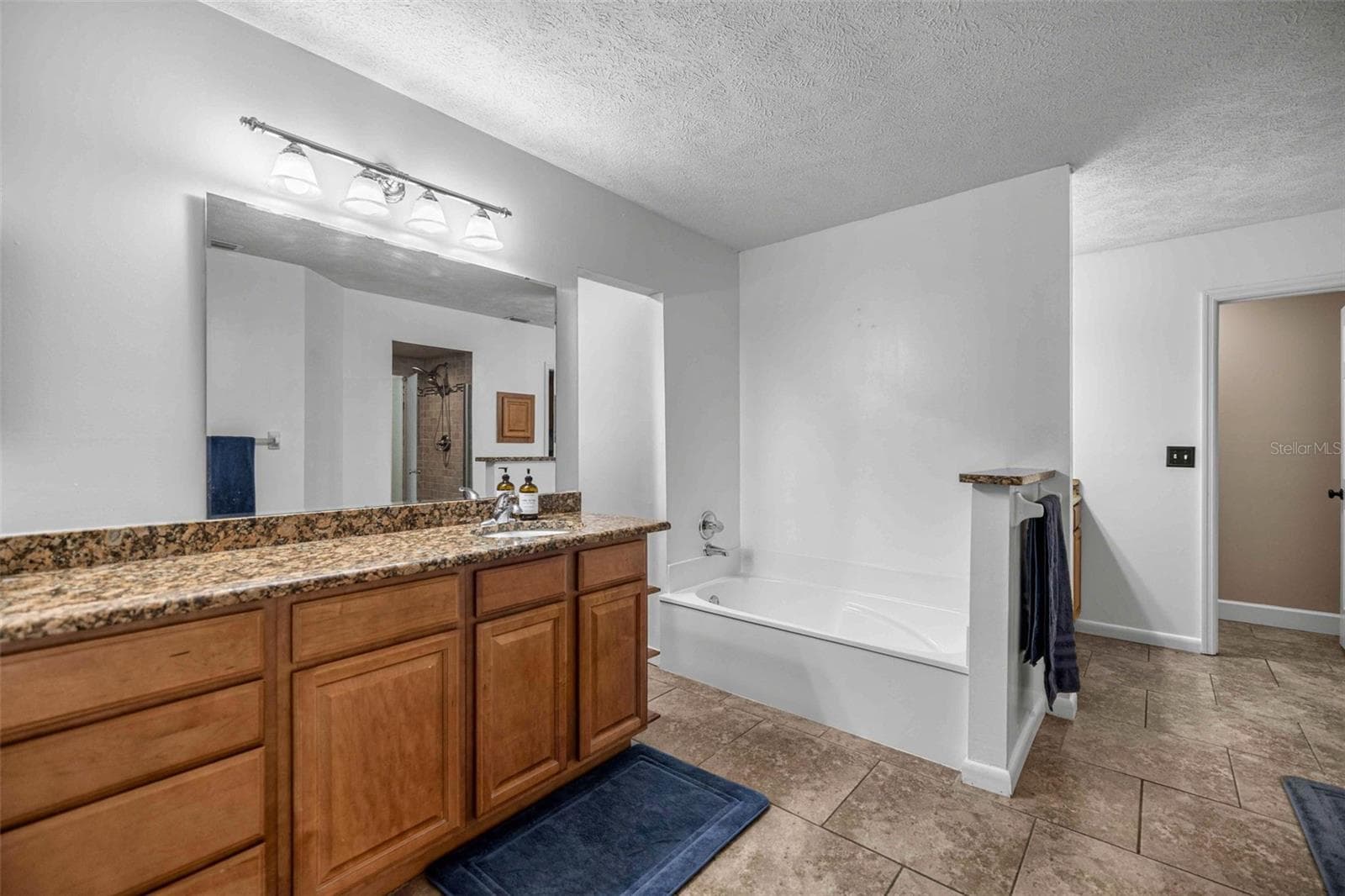 primary bath - 2611 SE 27 ST, OCALA