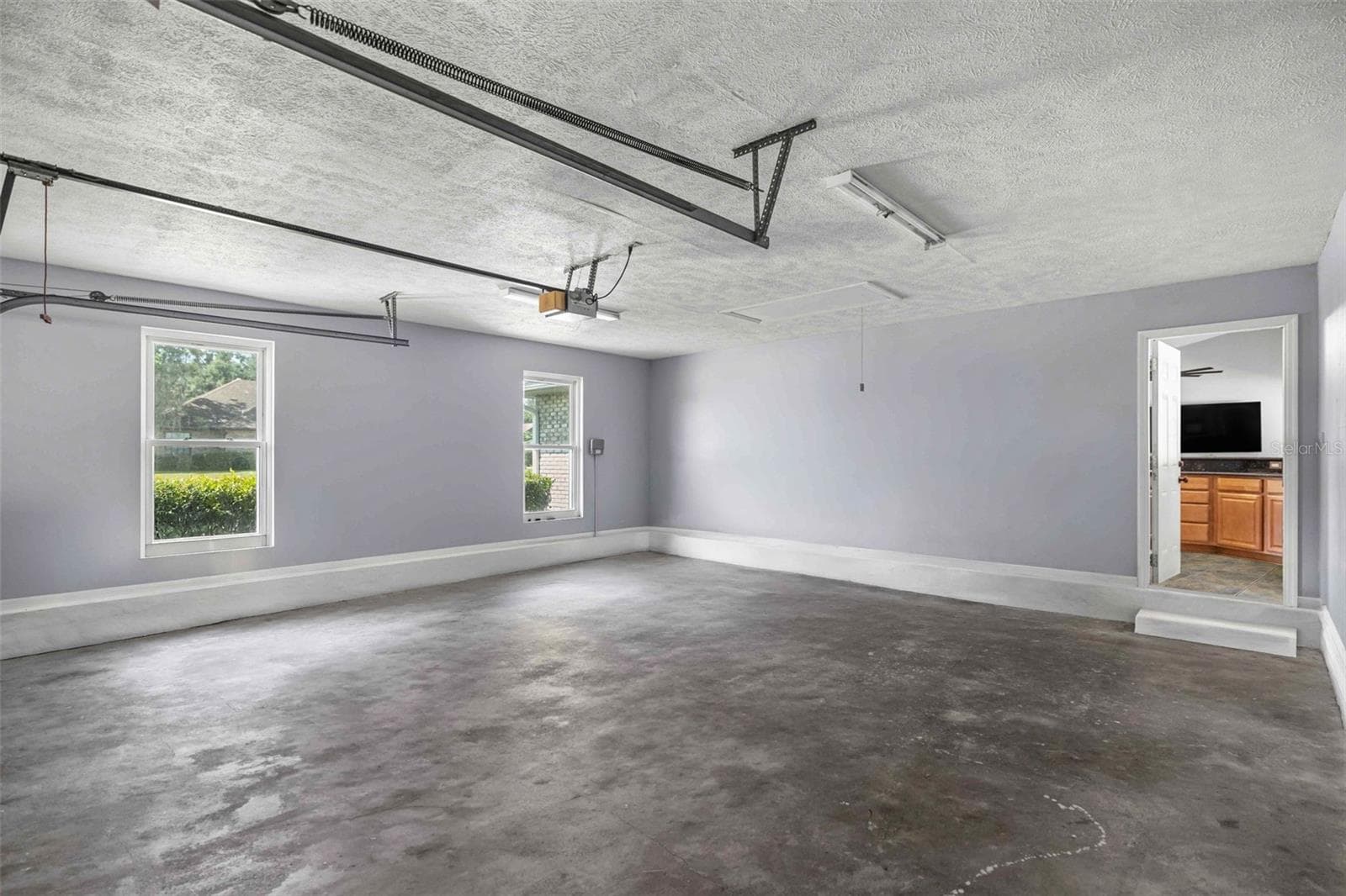 full 2 car garage - 2611 SE 27 ST, OCALA