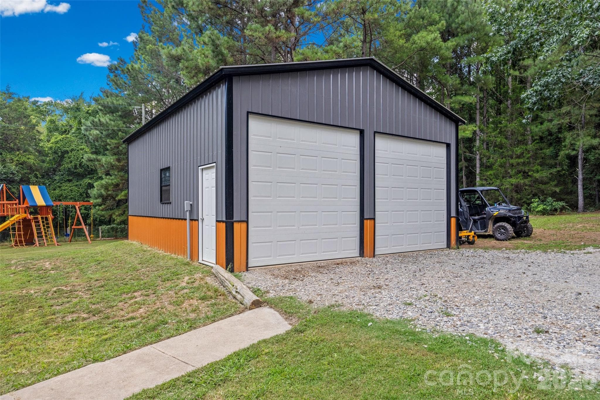 Large detached garage/workshop - 3448 Center Road, Chester