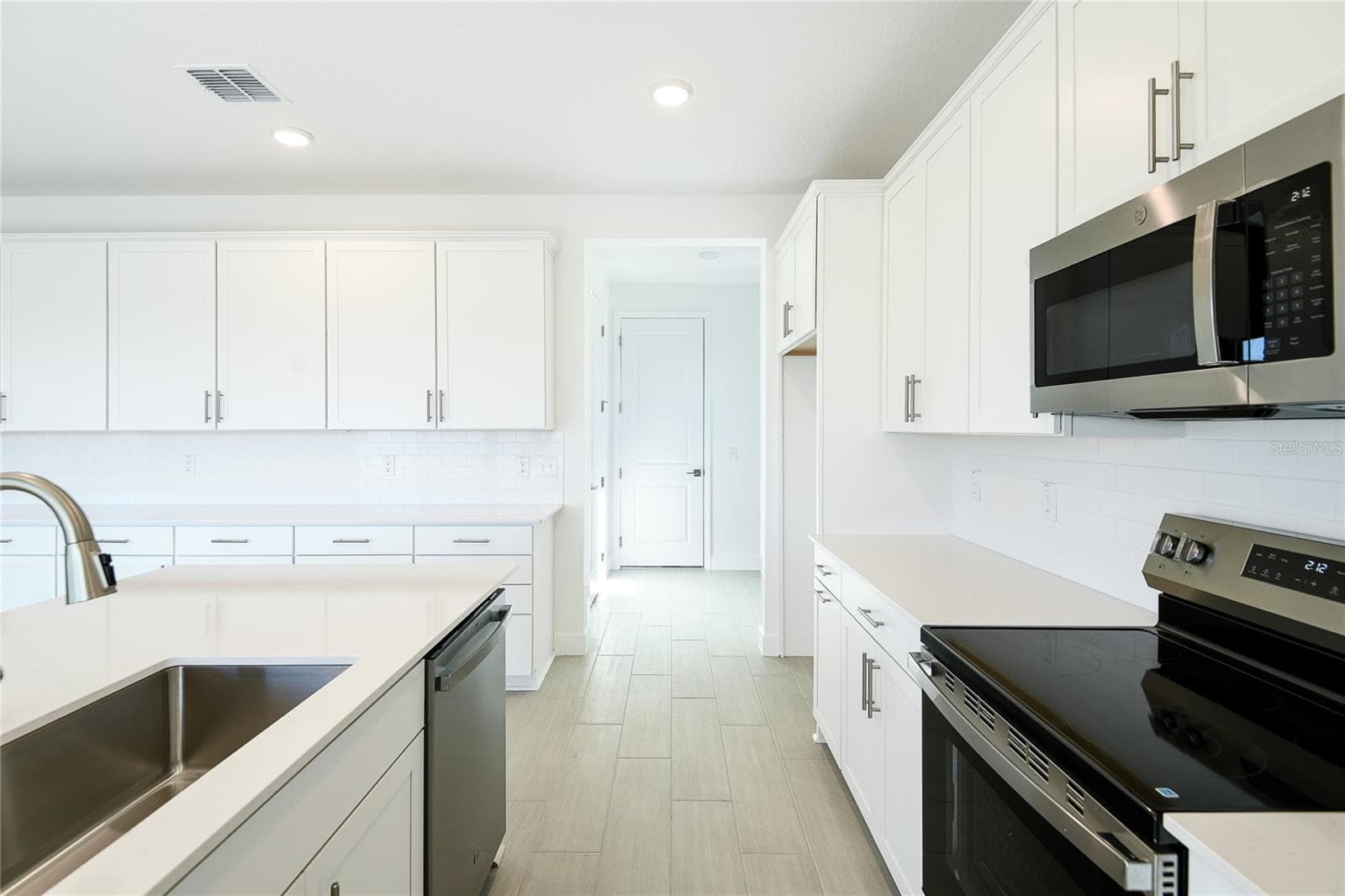 Single Family Residence at 161 WATERSTONE LOOP, TAVARES, photo 9 of 22