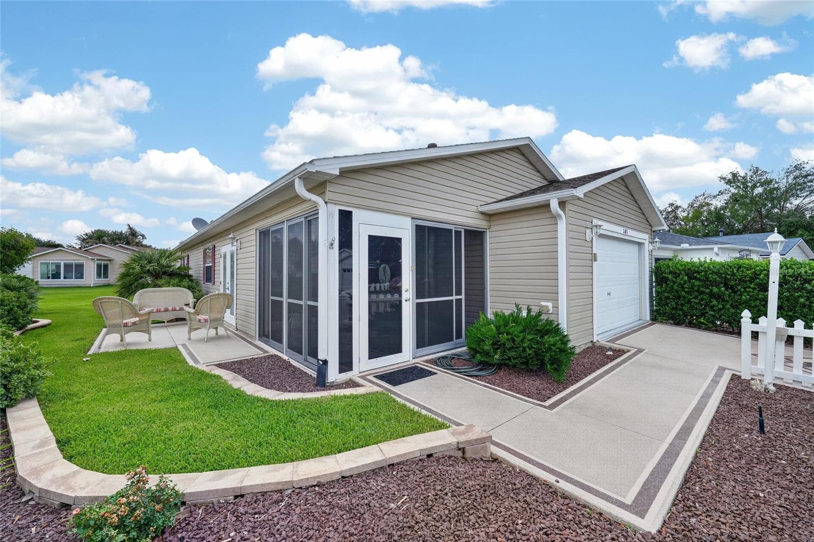 Landscaped Beds - 2673 SUFFOLK ST, THE VILLAGES