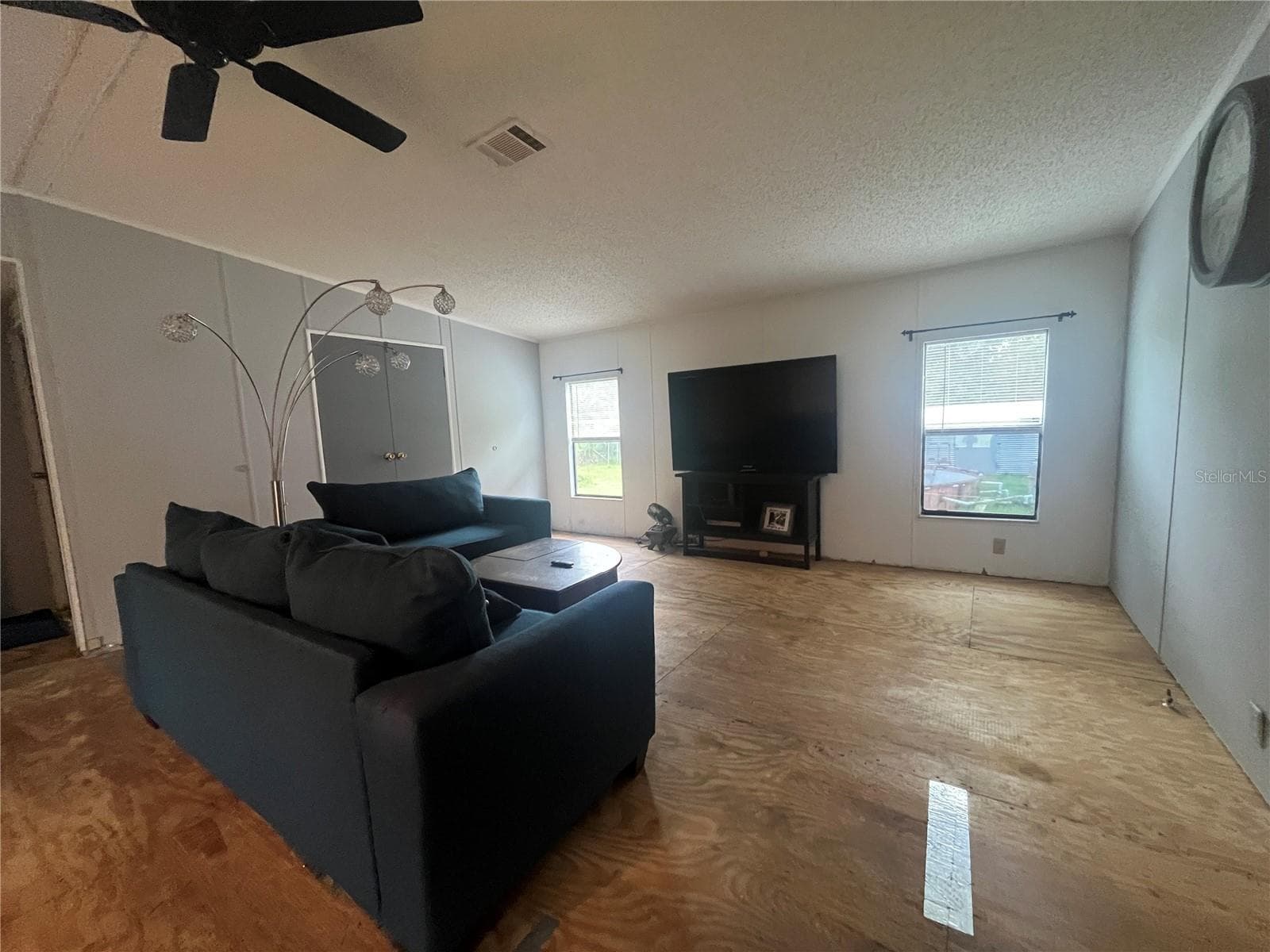 Living room - 4010 GLEN RD, LAKELAND