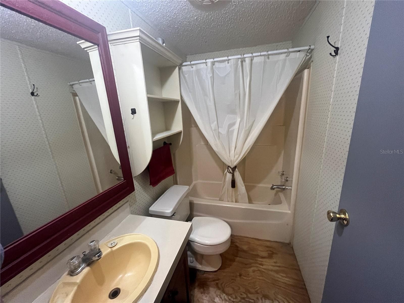 Guest bathroom - 4010 GLEN RD, LAKELAND