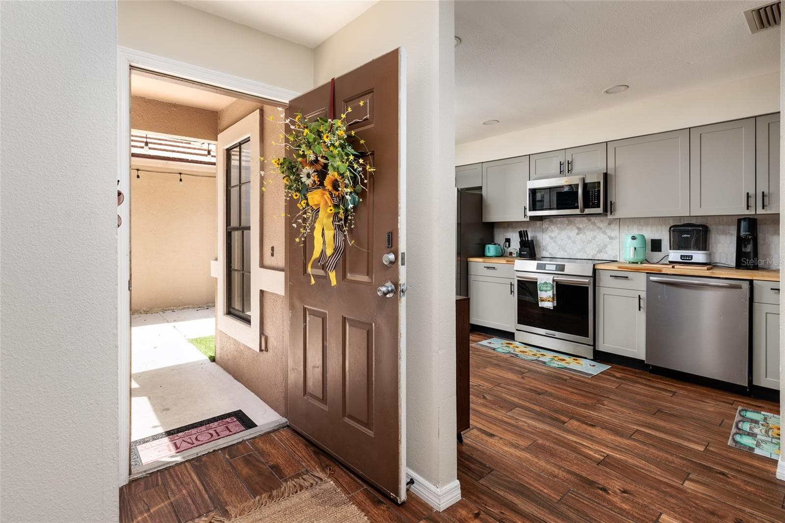 entrance to kitchen from front door - 17557 FAIRMEADOW DR, TAMPA