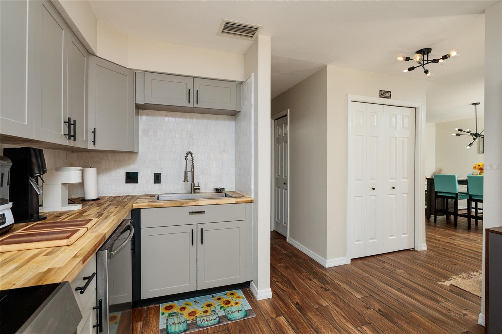 kitchen and pantry - 17557 FAIRMEADOW DR, TAMPA