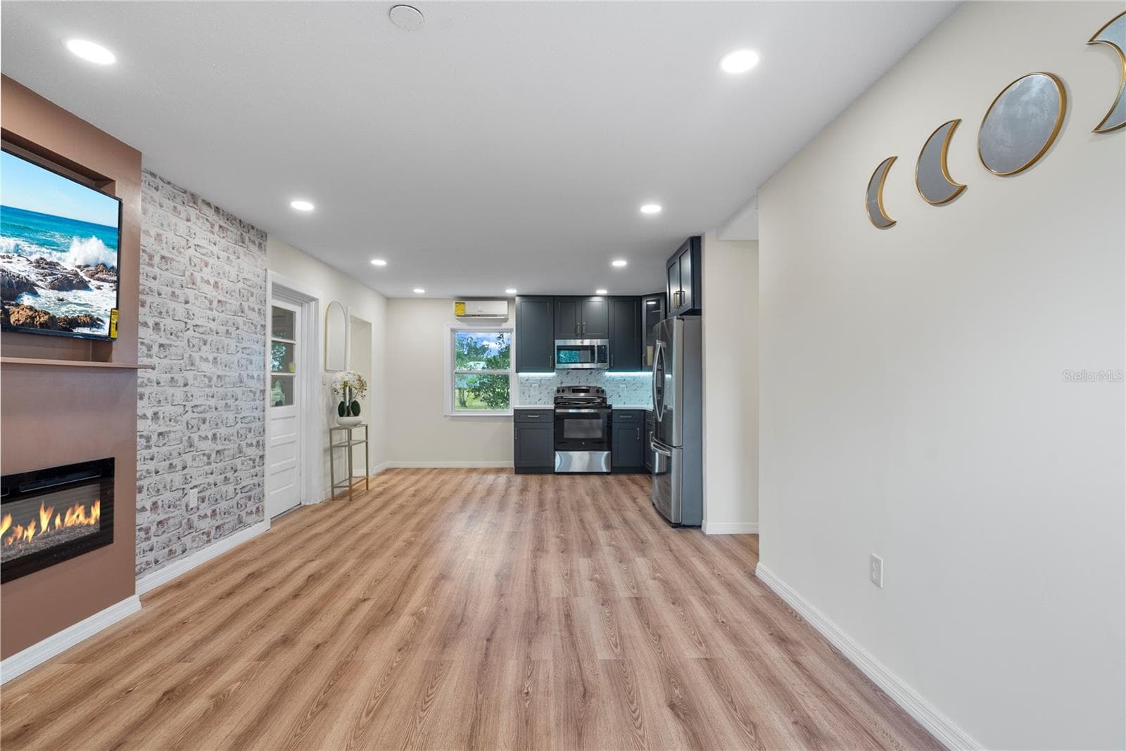 Single Family Residence at 607 WALNUT DR, FORT MEADE, photo 2 of 13