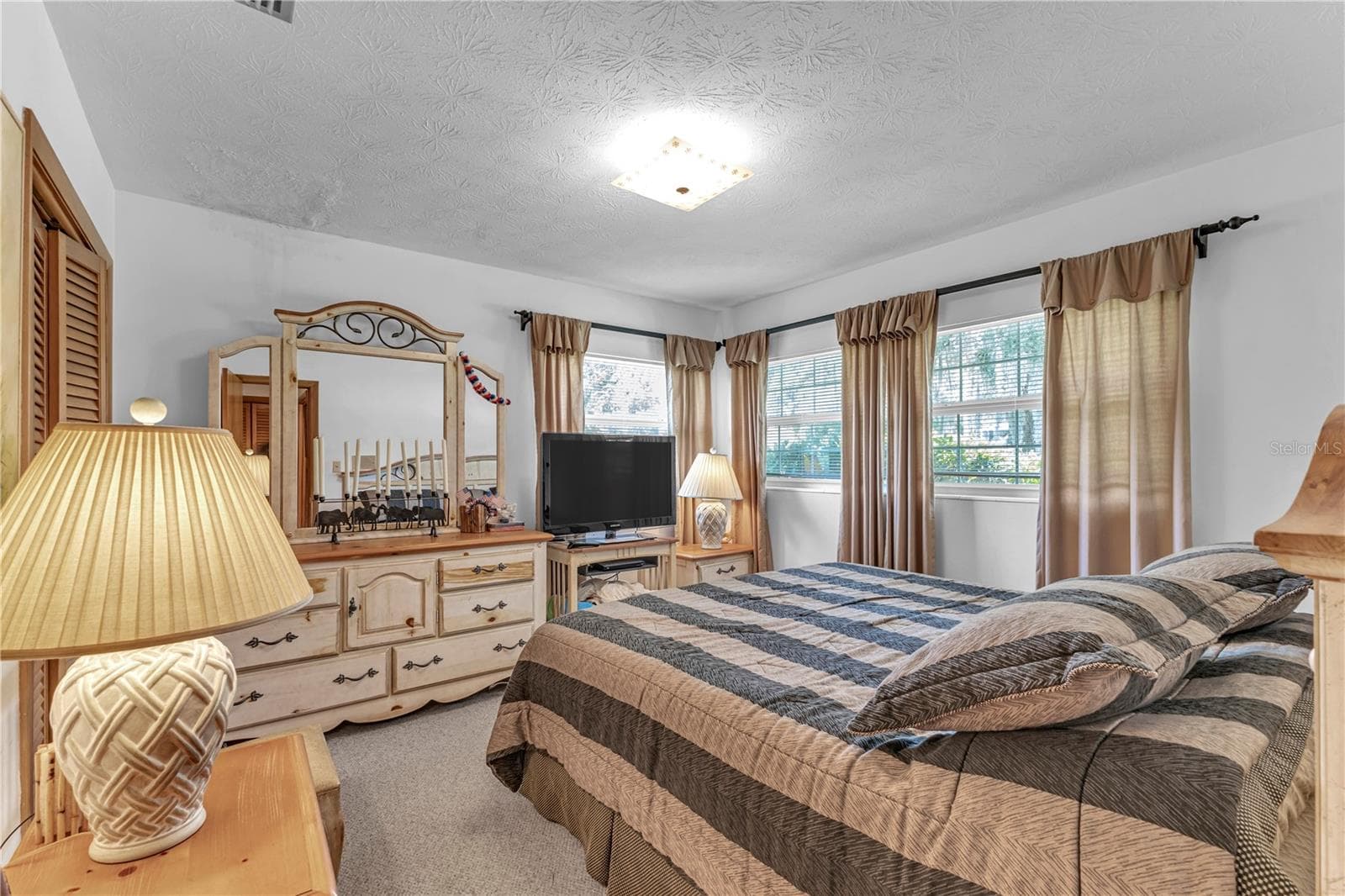 Guest Room - 1940 ALICE DR, ASTOR