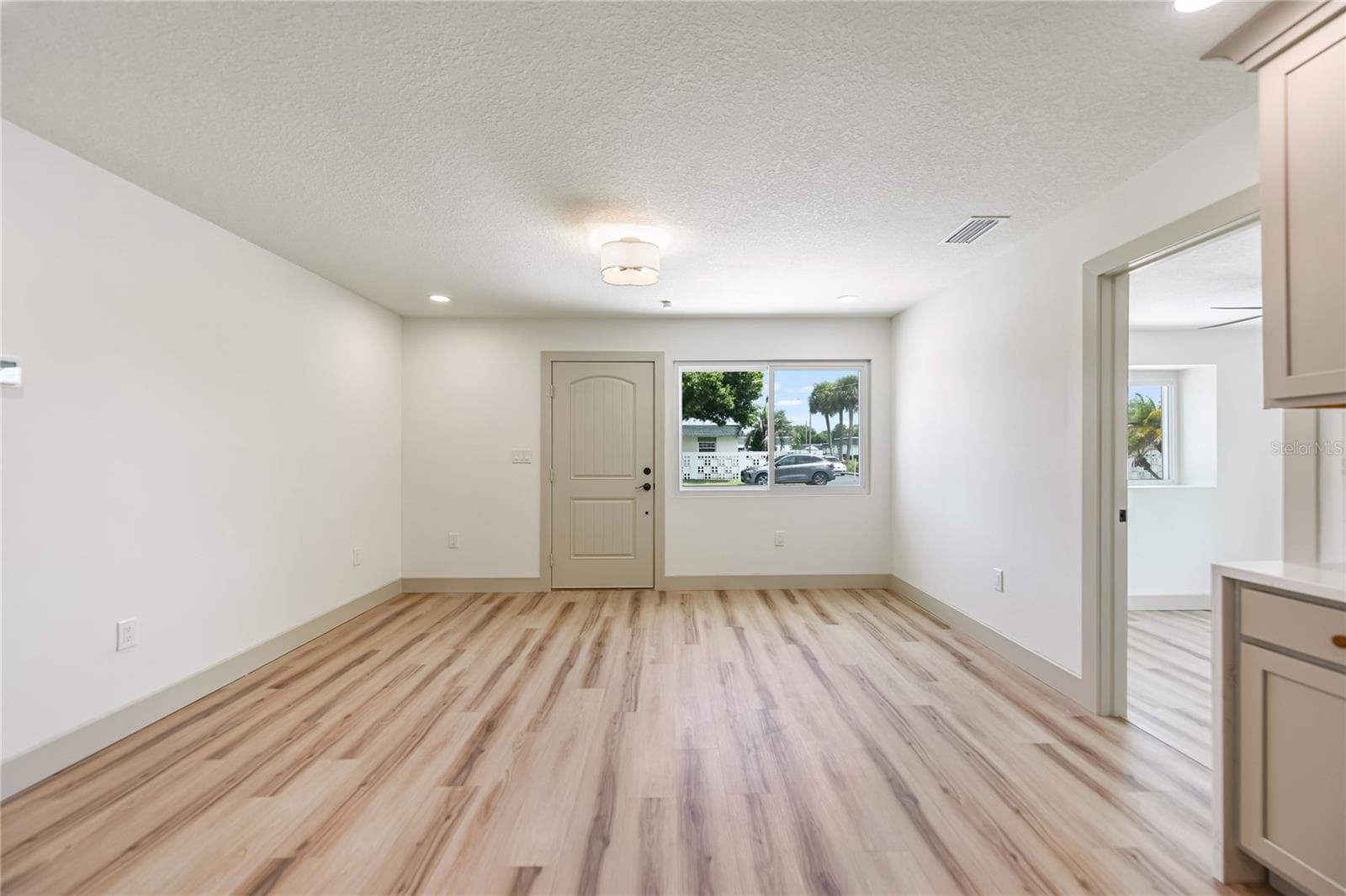 Great room and Front Door - 7851 40TH AVE N, ST PETERSBURG