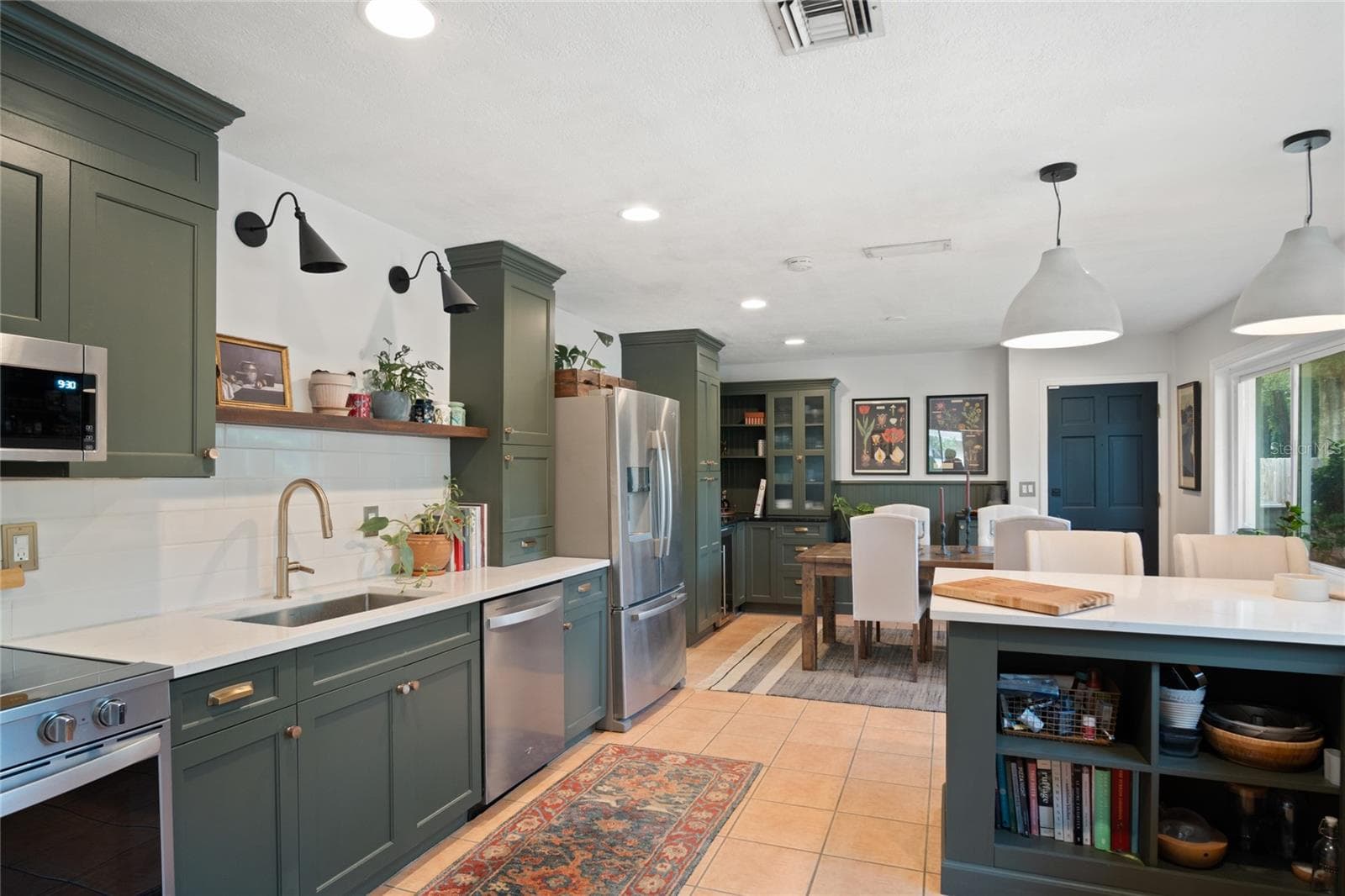 A spacious kitchen is perfect for those who love to cook. - 501 MERIDALE AVE, ORLANDO