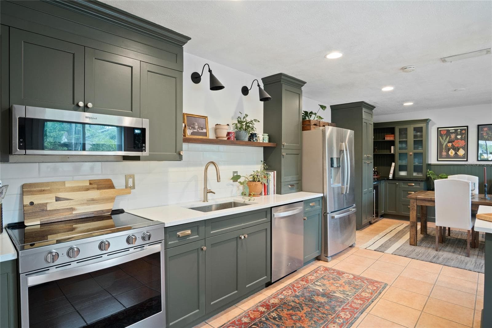 Stainless steel appliances and a lovely upgraded look to make this a kitchen you would be proud to welcome family and guests. - 501 MERIDALE AVE, ORLANDO