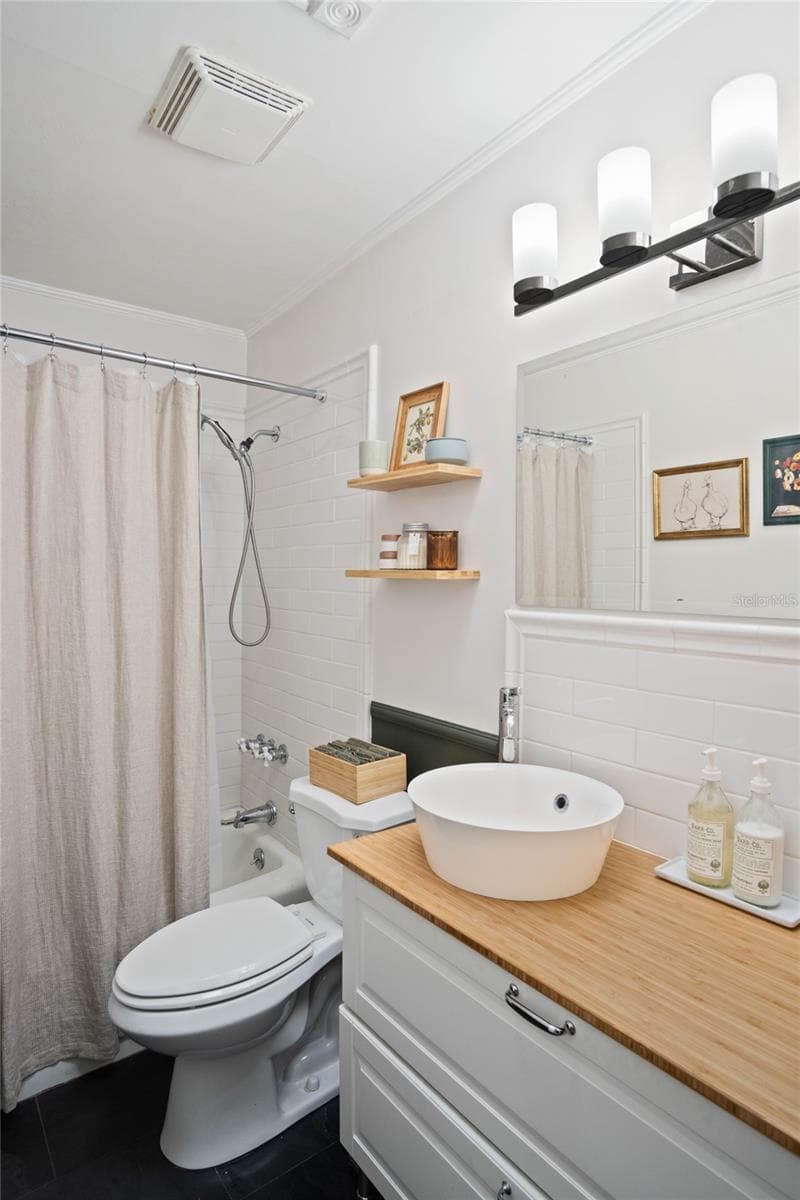 The primary bathroom with a shower and tub. - 501 MERIDALE AVE, ORLANDO