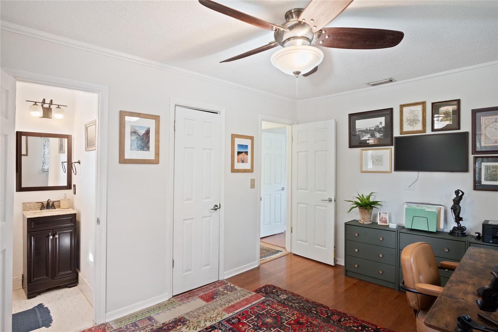 The guest bedroom has a half bath. - 501 MERIDALE AVE, ORLANDO