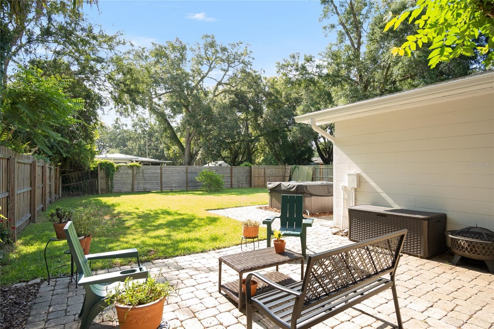 Looking out to the spacious back yard. - 501 MERIDALE AVE, ORLANDO