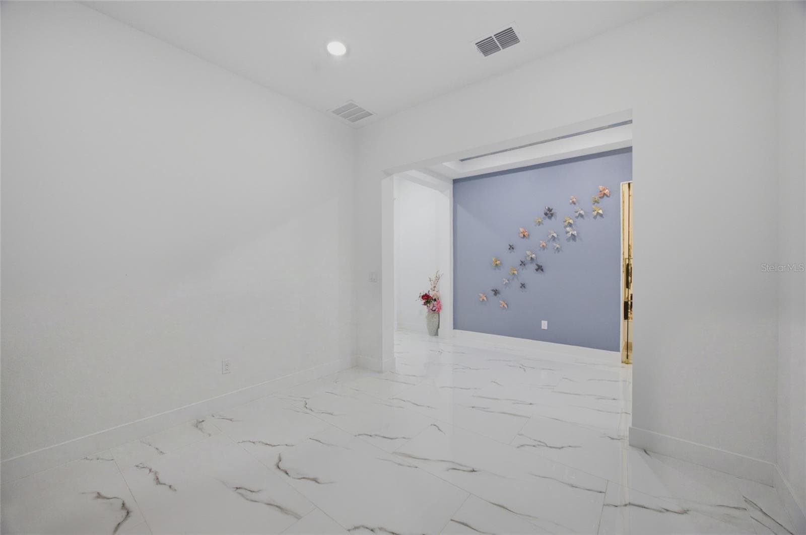 Hallway entrance wall - 1515 VALIER PT, ZEPHYRHILLS