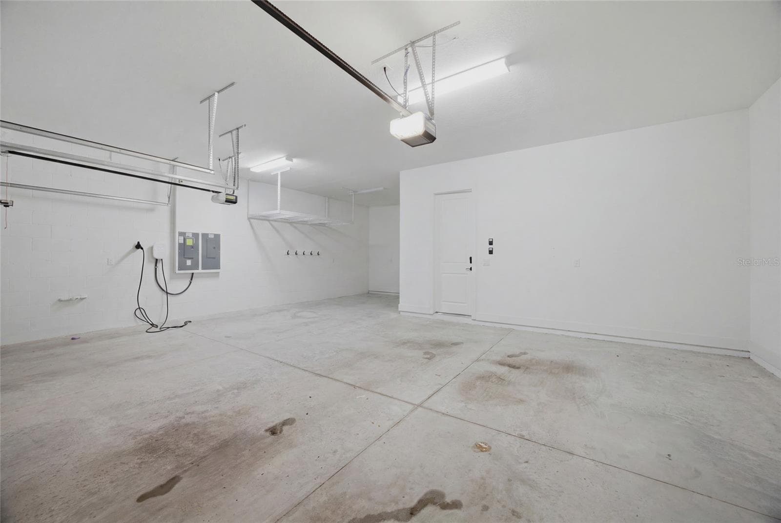 3 Car Garage with Tandem and Electric Car Plug - 1515 VALIER PT, ZEPHYRHILLS