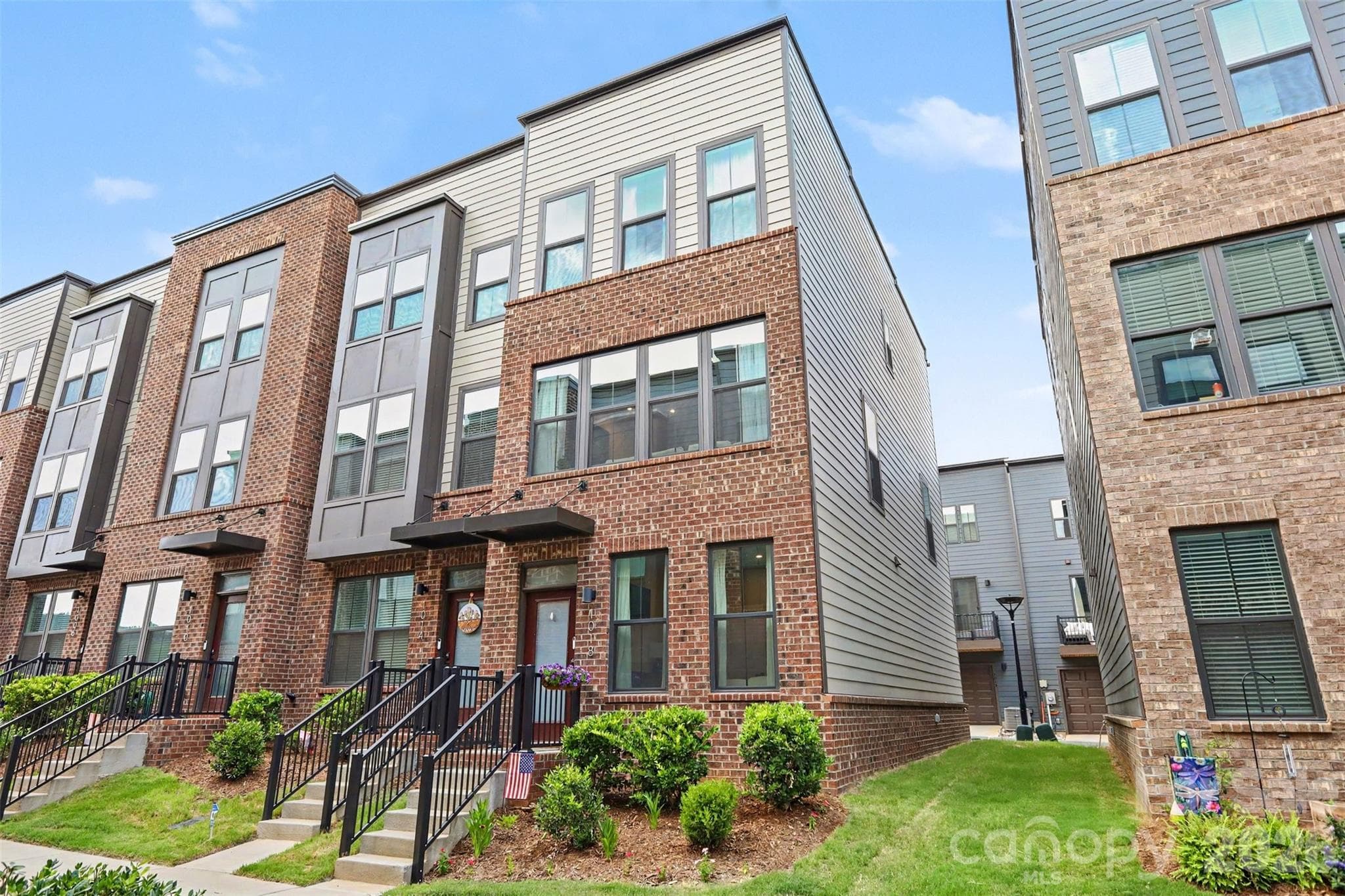 1018 Simcoe Lane