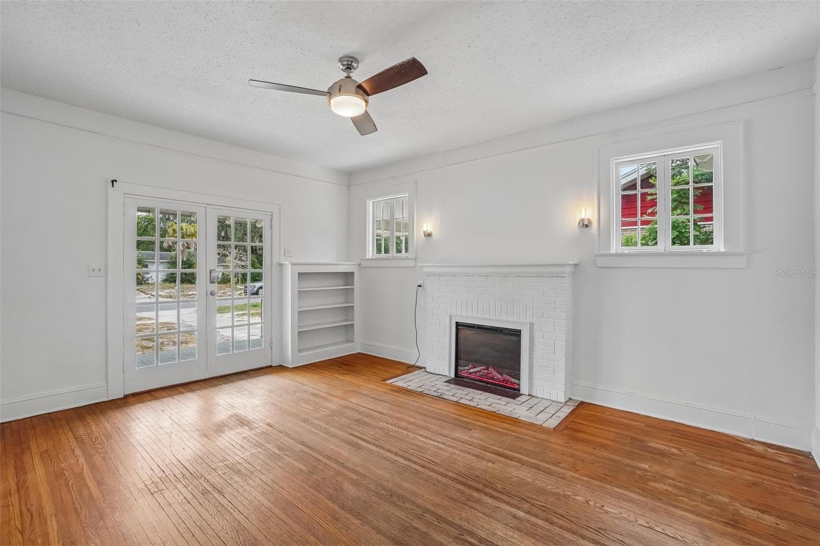 Living Room - Fireplace View - 1533 E ELM RD, LAKELAND