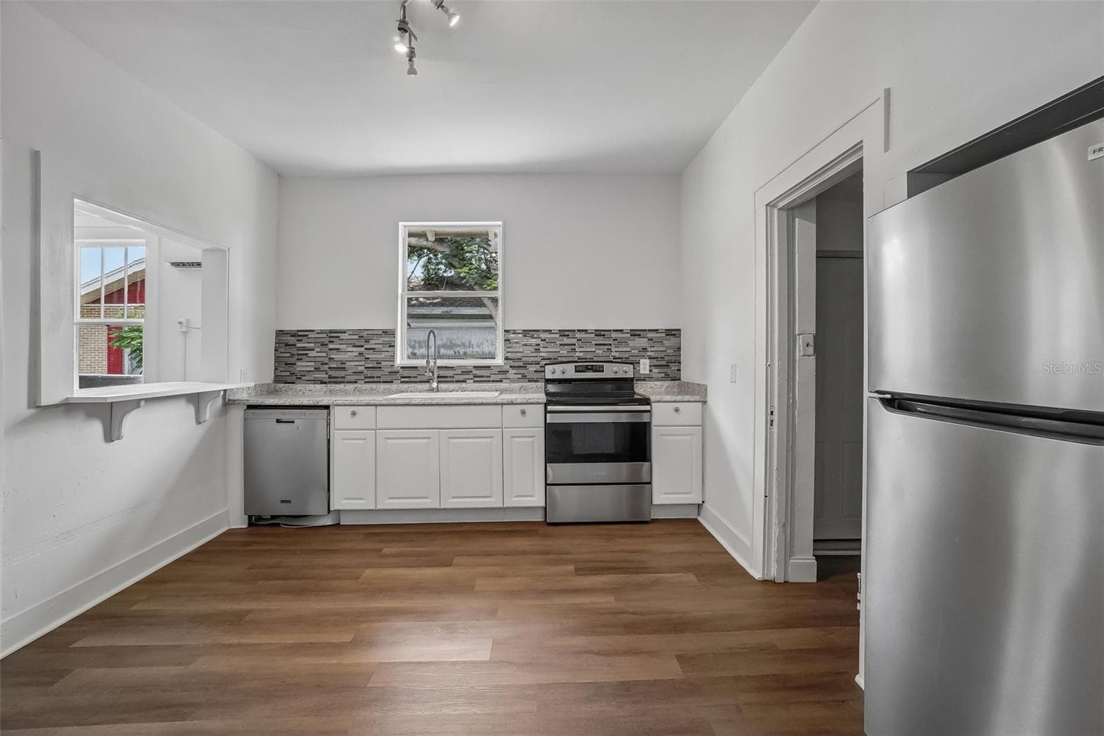 Kitchen - Main View - 1533 E ELM RD, LAKELAND