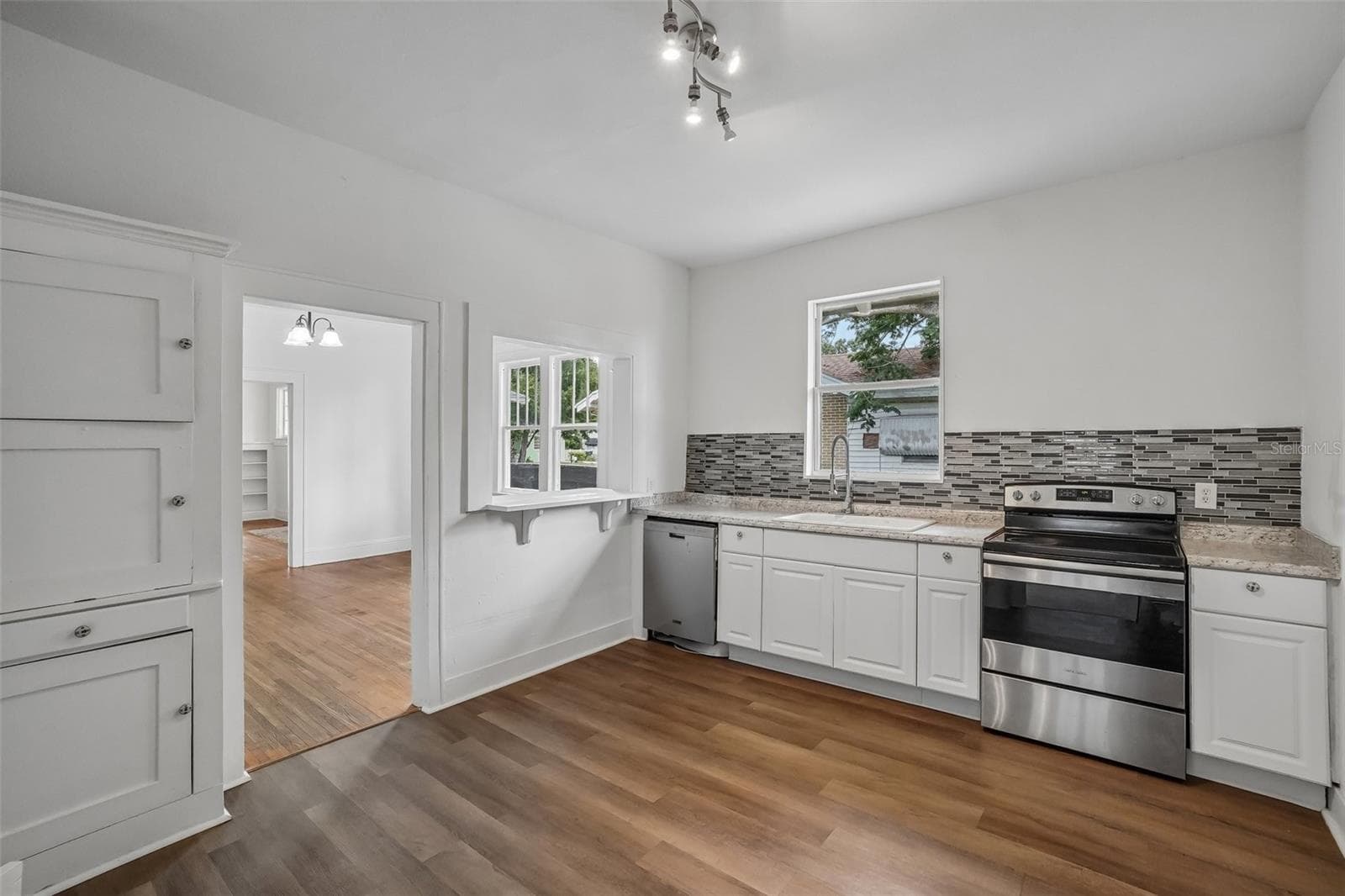 Kitchen - Angled View - 1533 E ELM RD, LAKELAND