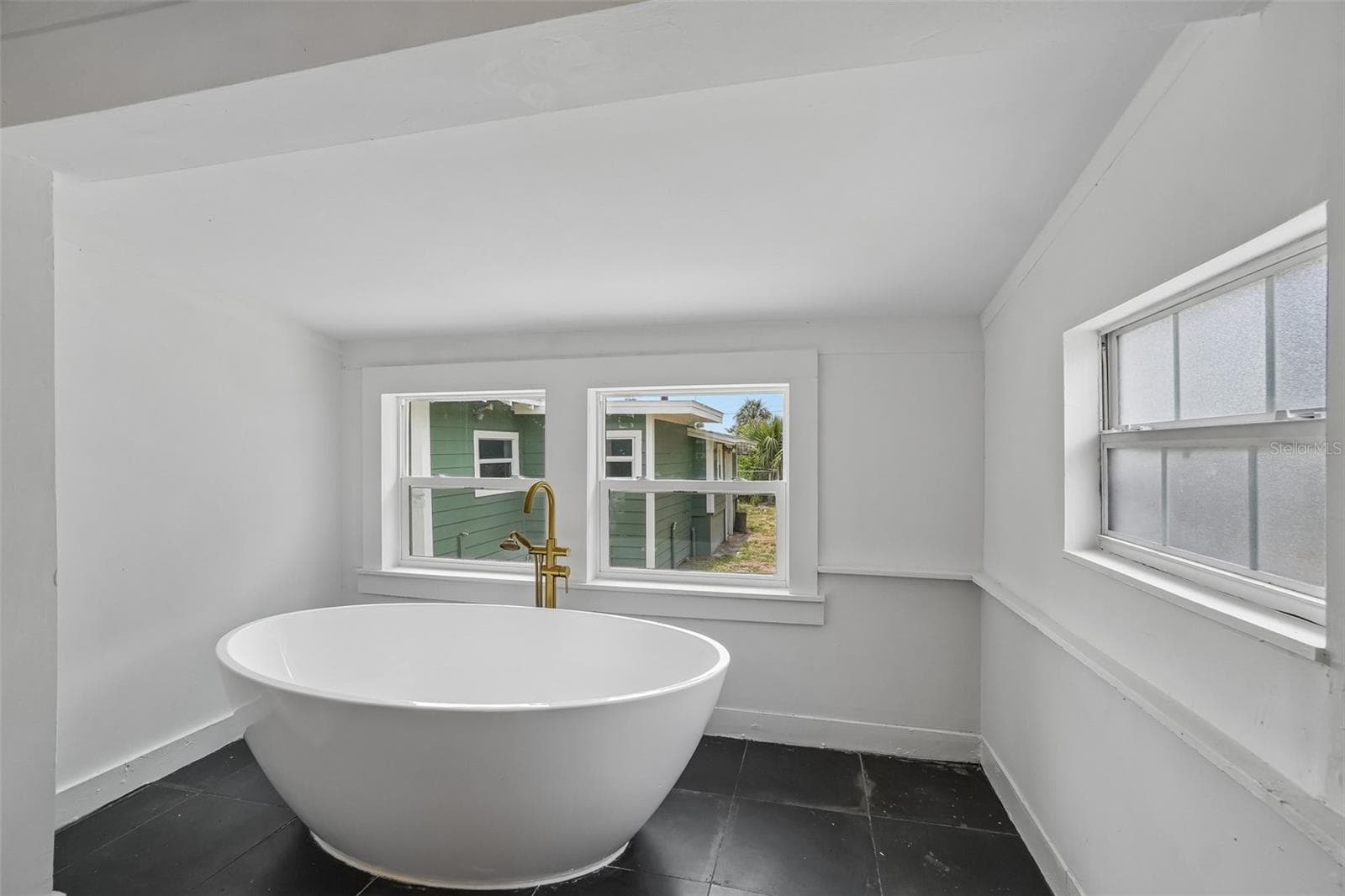 Primary Bathroom - Bathtub View - 1533 E ELM RD, LAKELAND