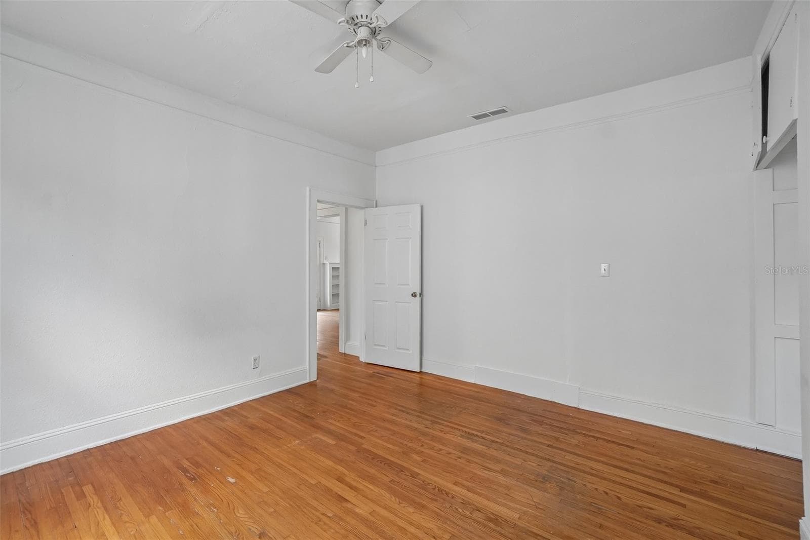 Third Bedroom - View Towards Living Room - 1533 E ELM RD, LAKELAND