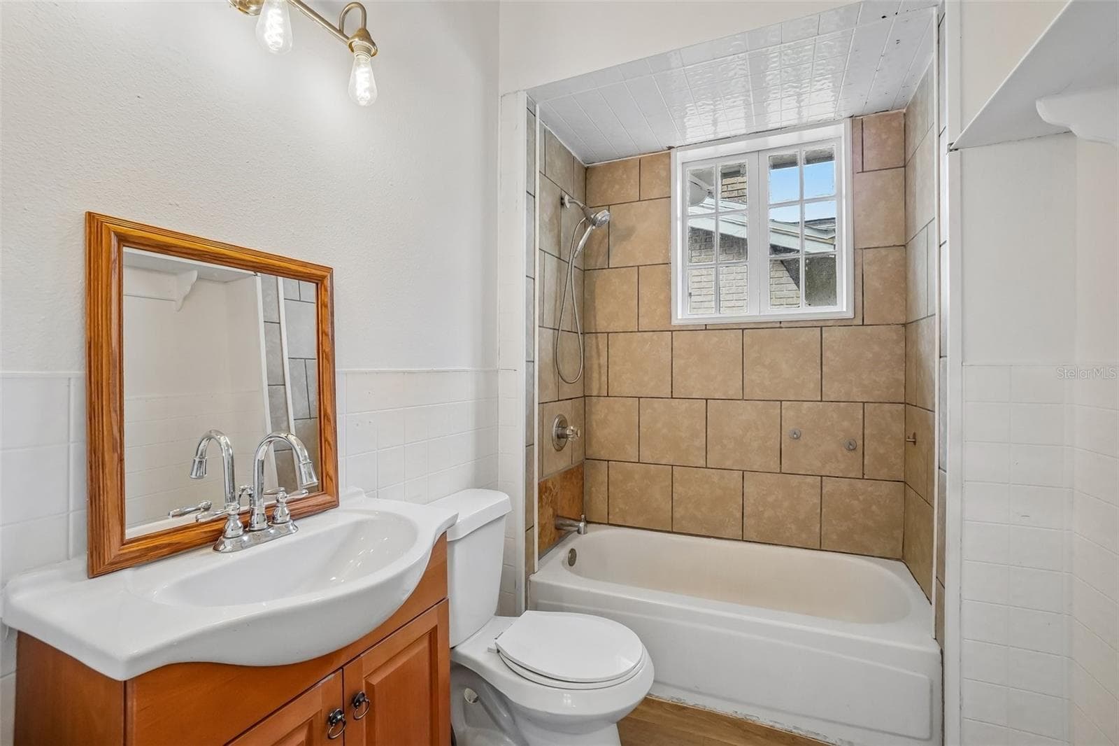 First Floor Bathroom - Main View - 1533 E ELM RD, LAKELAND