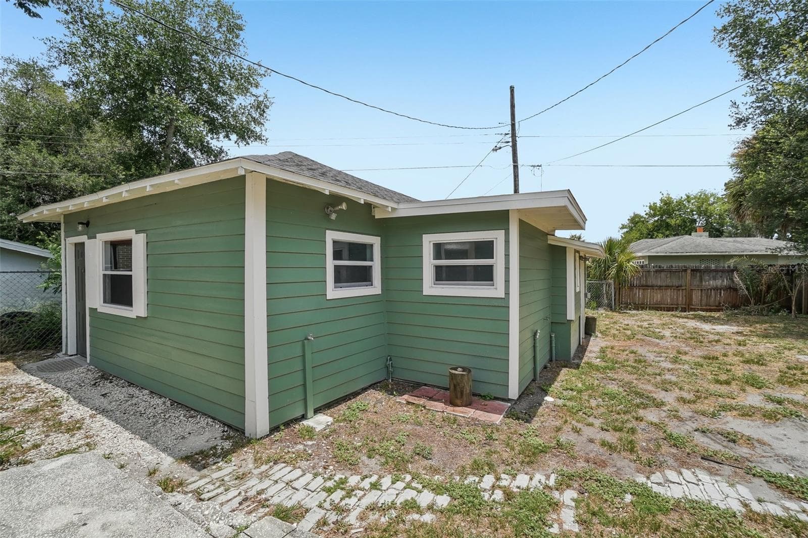 Angled Exterior of Guest House - 1533 E ELM RD, LAKELAND