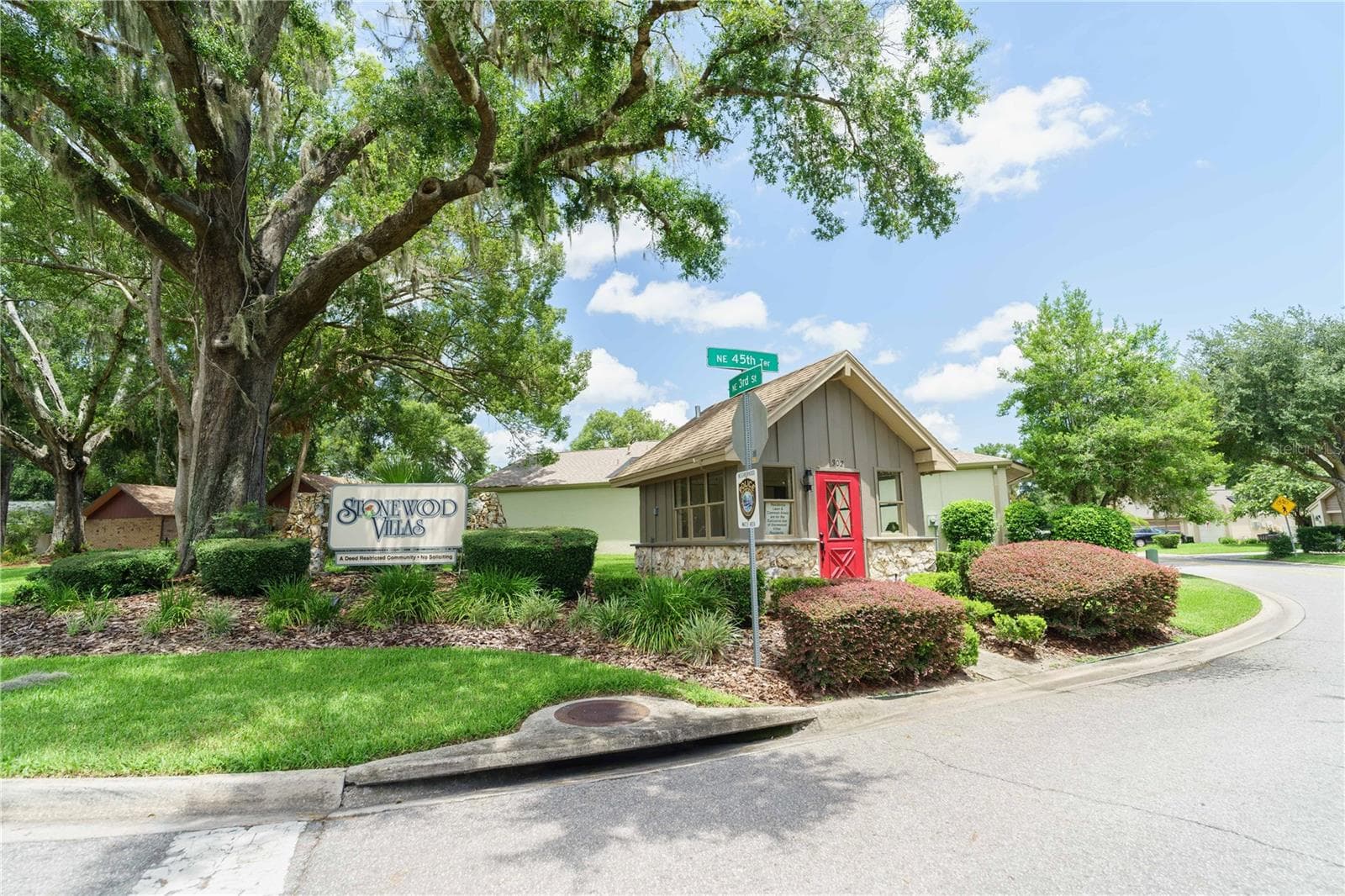 Entrance to community - 4418 NE 4TH ST, OCALA