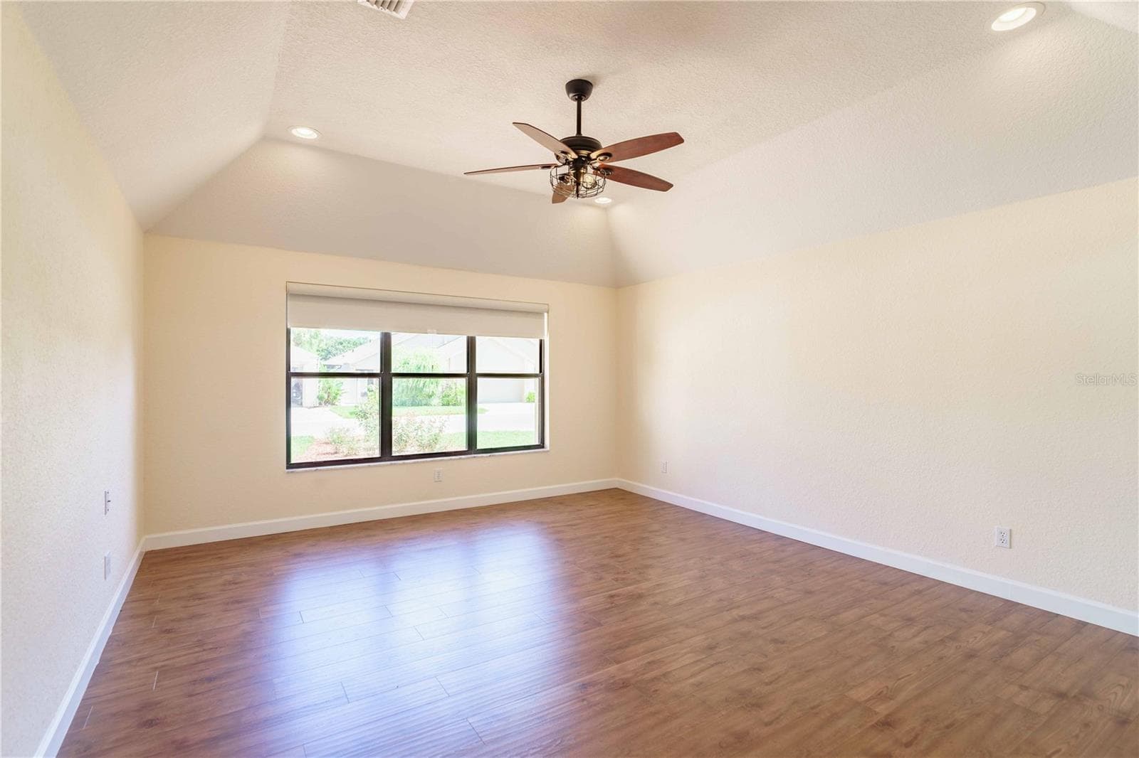 Large great room - 4418 NE 4TH ST, OCALA