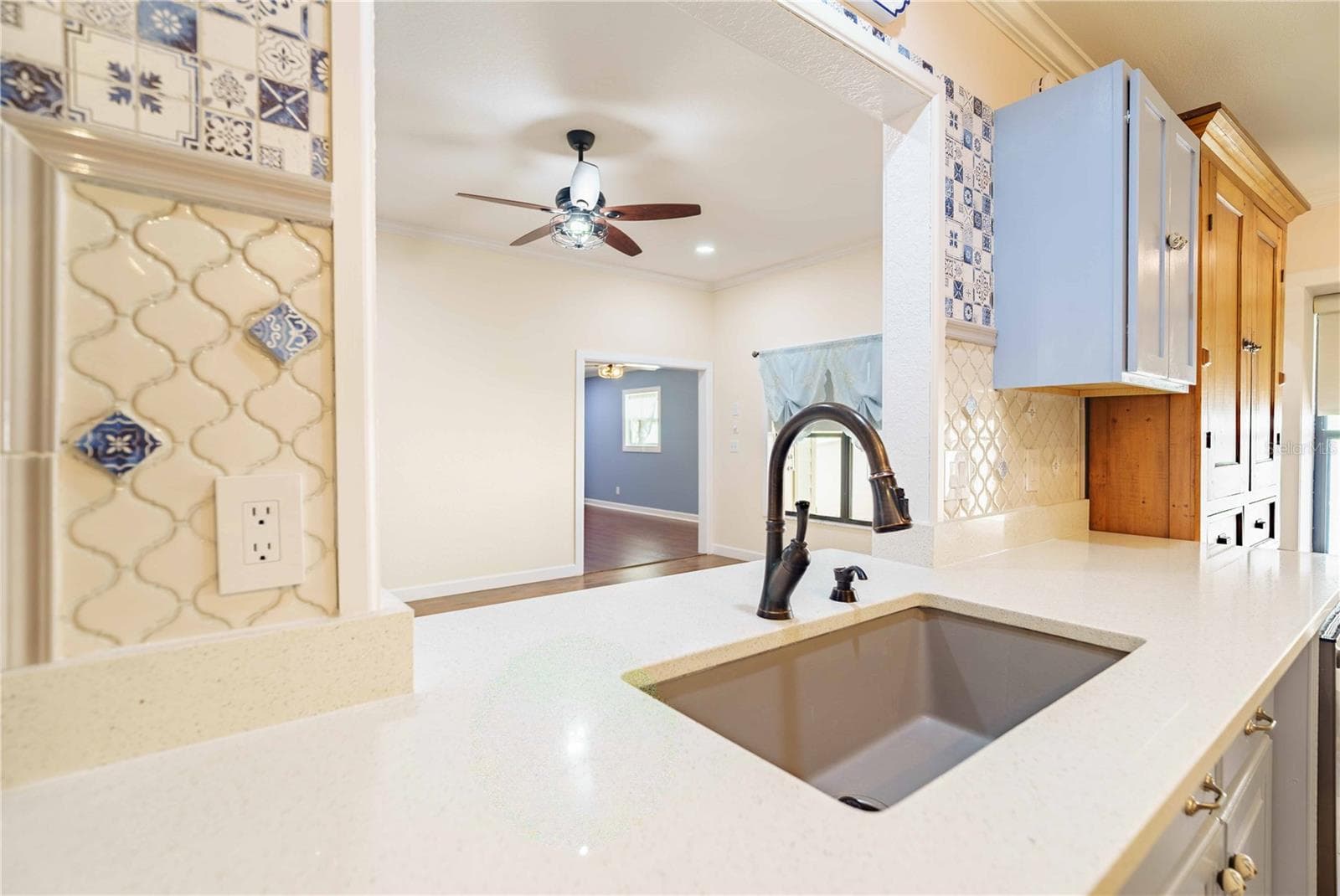 Kitchen looking into family room - 4418 NE 4TH ST, OCALA