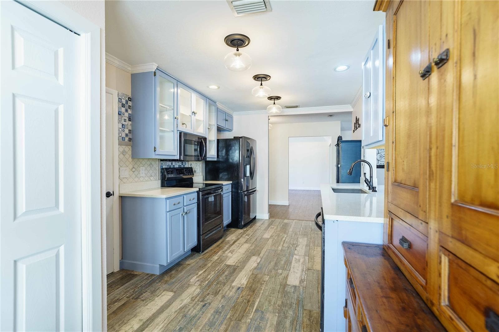 Extra storage with antique cabinets - 4418 NE 4TH ST, OCALA