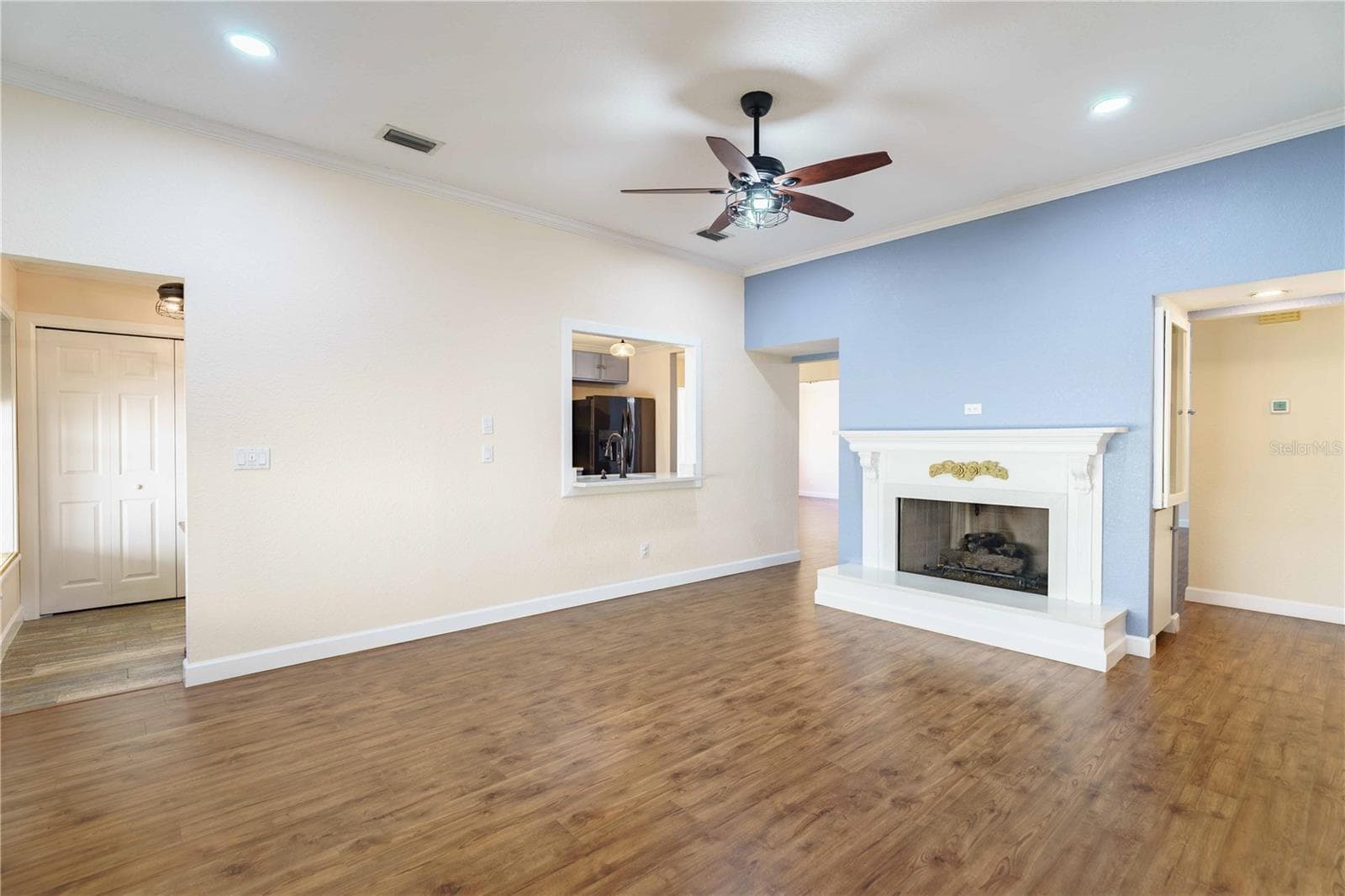 Family room with gas fireplace - 4418 NE 4TH ST, OCALA