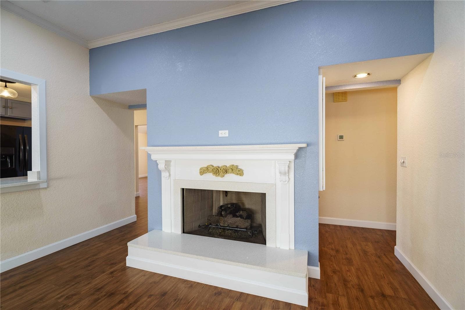 Gas fireplace with quartz surround - 4418 NE 4TH ST, OCALA