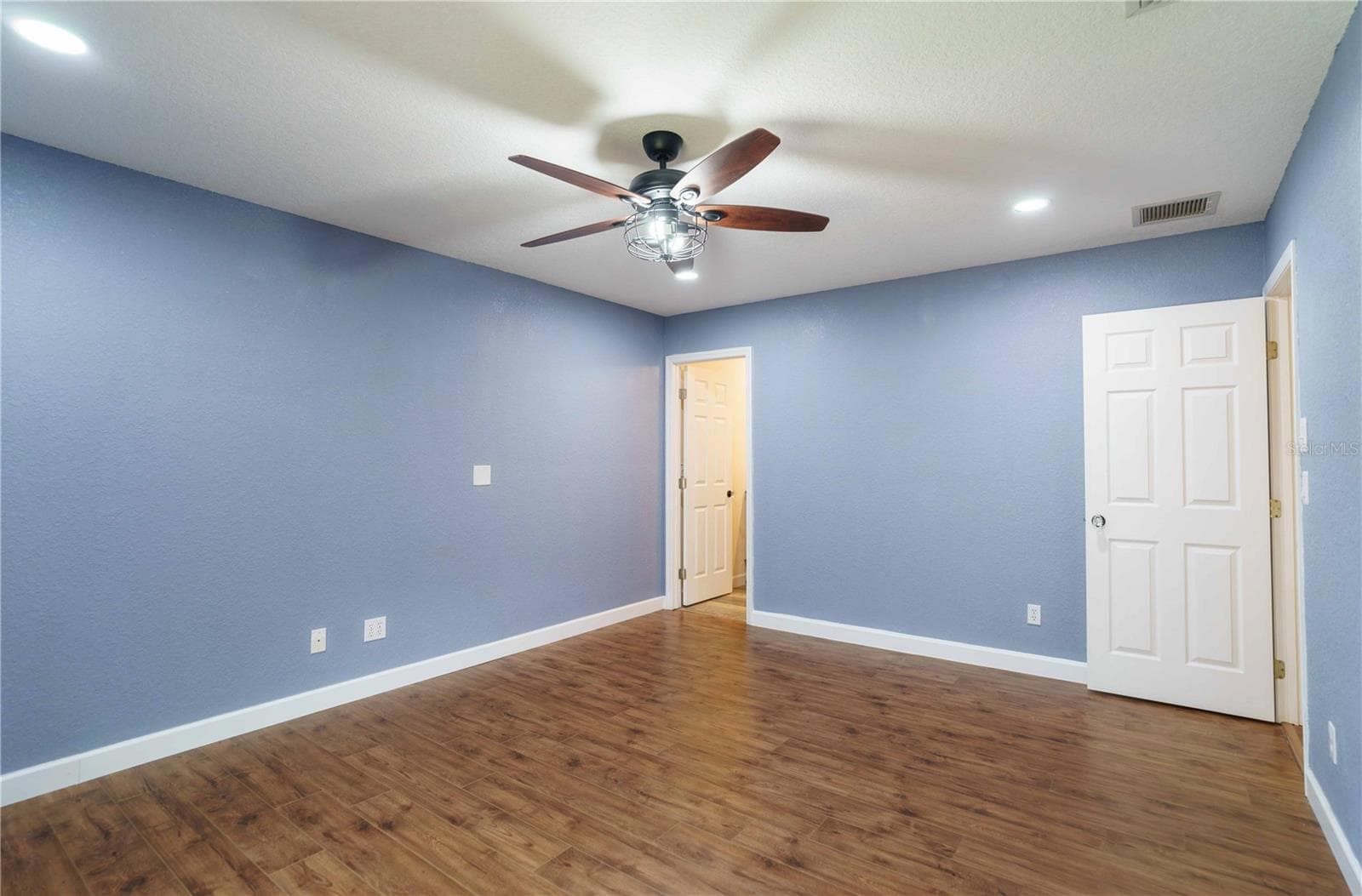 Large primary bedroom with ensuite bath - 4418 NE 4TH ST, OCALA