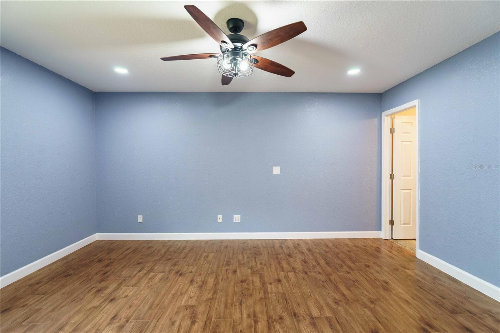 Large primary bedroom with ensuite bath - 4418 NE 4TH ST, OCALA