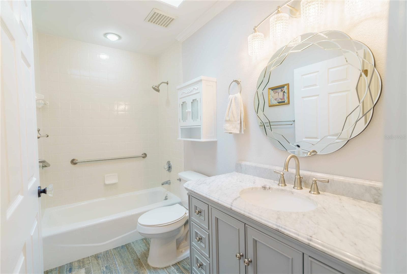 Bright beautiful guest bath - 4418 NE 4TH ST, OCALA