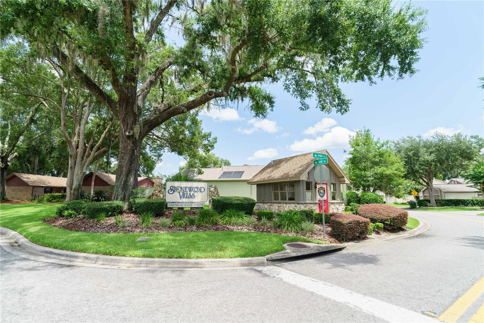 Entrance to community - 4418 NE 4TH ST, OCALA