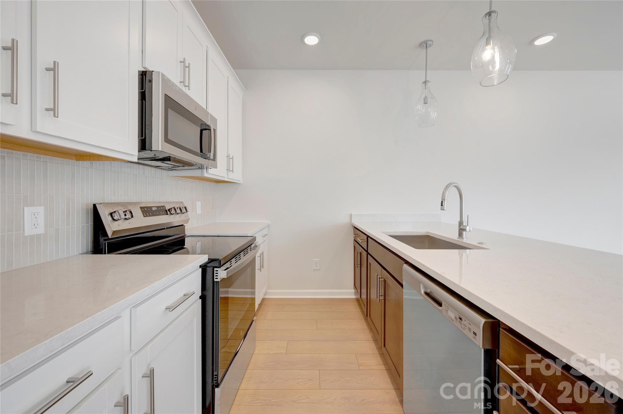 White quartz countertops and white cabintes - Charlotte
