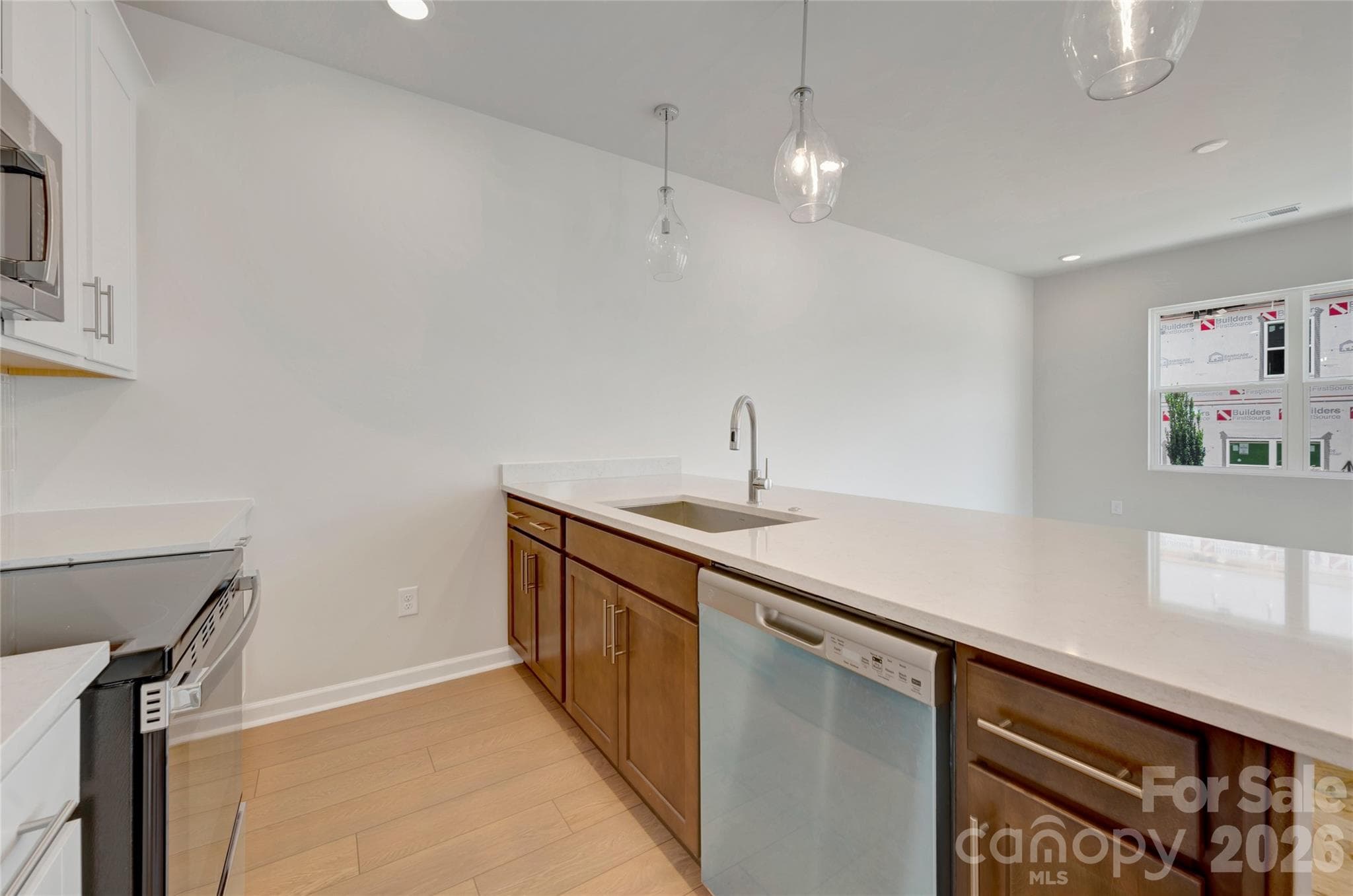 Dual tone cabinets with peninsula a warm brown - Charlotte