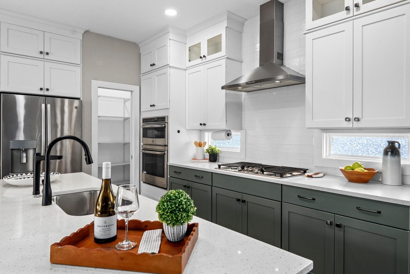 Plenty of space for weeknight dinners and holiday celebrations - 1028 5TH ST N, ST PETERSBURG